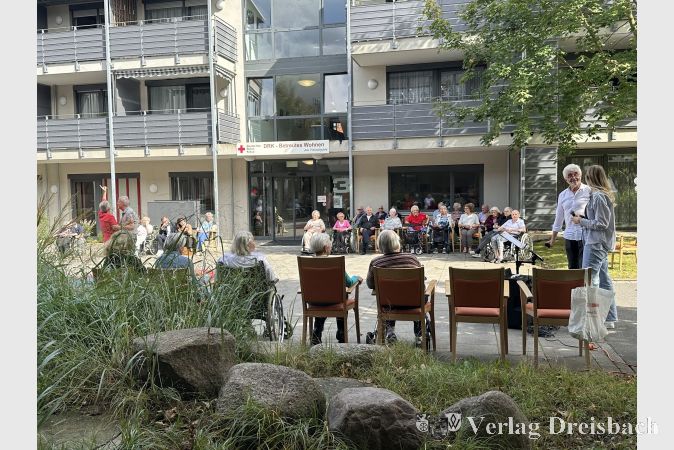 Vor dem Kursana Domizil sangen die Senioren mit Axel Lorth und Leonie Seitz Schlager und Evergreens.