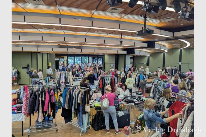 Egal, aus welchem Winkel man auch in die Stadthalle blickte: Das Interesse an den Verkaufsständen war riesig. Hier der Blick von der Stadthallenbühne aus.