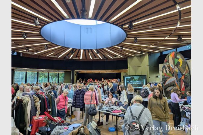 80 Stände und unzählige modebegeisterte Besucherinnen - und auch vereinzelte Besucher - beim ersten „Ladies Late Night Second-Hand-Shopping".