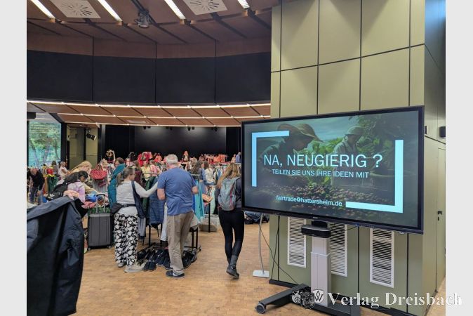 Allgegenwärtiger Fairtrade-Gedanke: Auf Bildschirmen wurde über Fairen Handel informiert und die Arbeit der hiesigen Fairtrade-Gruppe vorgestellt.