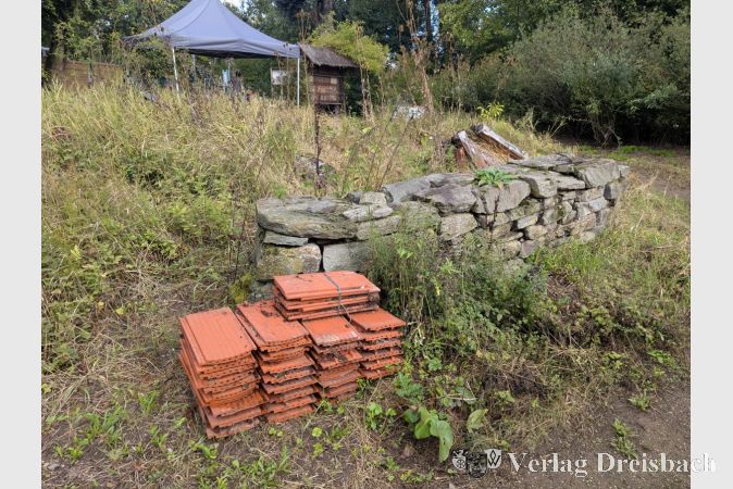 Verschiedenartige Rückzugsorte und Nistplätze für Wildbienen und andere Lebewesen finden sich im Wildbienengarten.