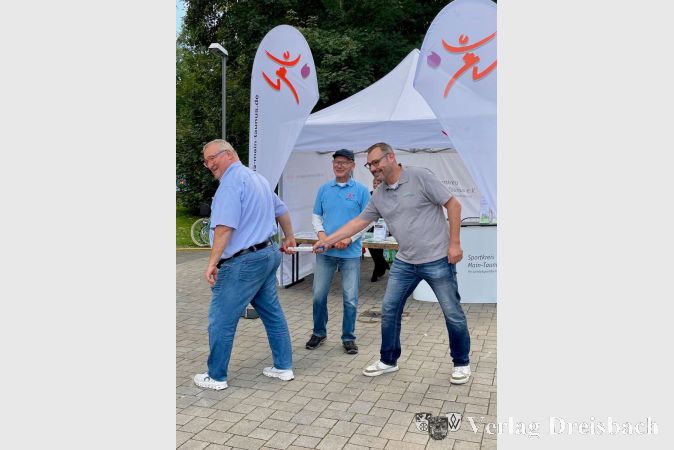 Der Hattersheimer Bürgermeister Klaus Schindling (links) bei der "Staffelholzübergabe" von seinem Krifteler Kollegen Christian Seitz (rechts).