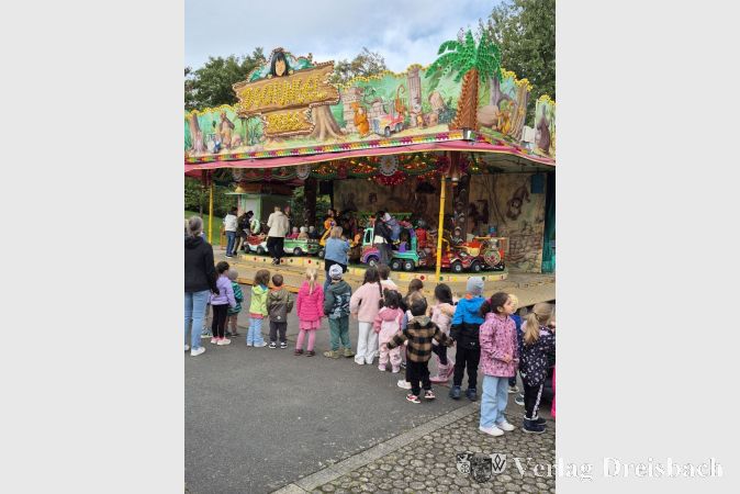 Brav warteten die Kinder in der Schlange vor dem Karussell.