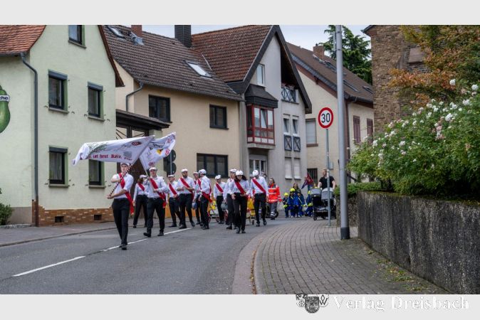 Die Kerbeborsch gingen beim Kerbeumzug am Sonntagnachmittag fahnenschwingend voran.