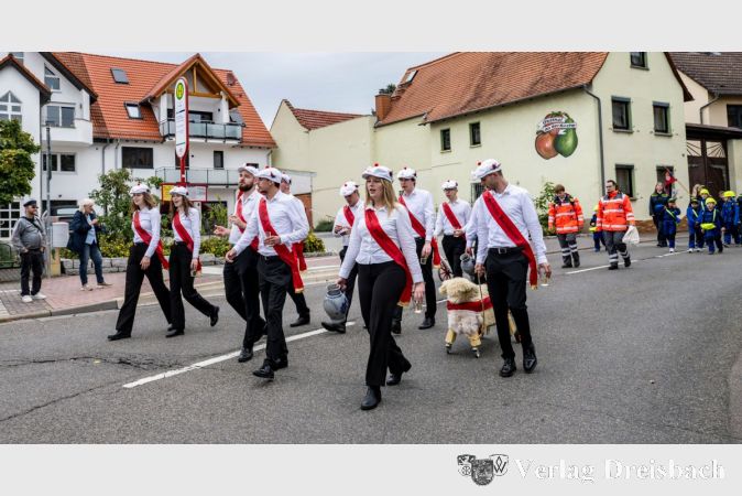 Kein Umzug ohne Kerbeborsch! Mit dabei: Der Kerbehammel - und mittlerweile muss auch kein echtes Tier mehr mitlaufen.