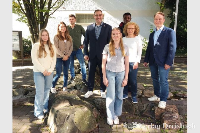 V.l.n.r.: Maja Corsten, Sarah Dincgez, Imer Zukai, Bürgermeister Christian Seitz, Selina Dalle (vorne), Blessing Eriyo, Jutta Kuchenbrod und der Erste Beigeordnete Martin Mohr.