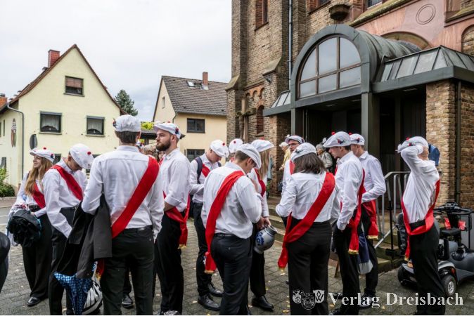 Der Besuch des Festgottesdienstes am Sonntagmorgen ist für die Kerbeborsch auch Jahr für Jahr ein fester Programmpunkt.