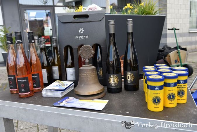 Neben den ABI-Tests hält der Lions Club Hochheim-Flörsheim auf dem Flörsheimer Rathausplatzfest zahlreiche seiner Angebote bereit: drei verschiedene Lionsweine, der Lions-Pass sowie Eintrittskarten für die kommenden Benefizkonzerte können erworben werden, zudem werden Notfalldosen gegen Spende abgegeben.