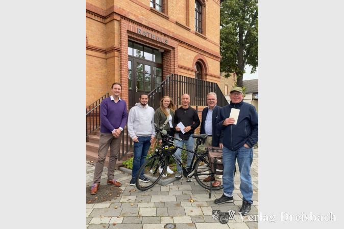 Die glücklichen Gewinner wurden aus den 126 aktiv Radelnden gezogen. Von links nach rechts: Kulturamtsleiter Dr. Christopher Naumann, Team „Kettenreaktion“ mit Ulf Mergheim (Mitte), Bürgermeister Dr. Bernd Blisch sowie Klaus Göndöcs vom Team „T-Ress“. Es fehlt die weitere Gewinnerin Lena Kahl, Team expopartner GmbH.