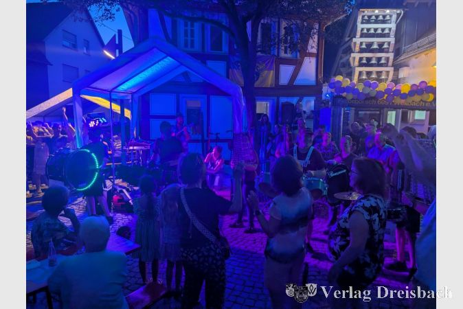 Von allen Seiten stimmten die Sängerinnen und Sänger der Vereinigung in die Rockhymne ein.