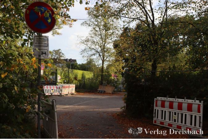 Auf Hattersheimer Stadtgebiet, aber von den Weilbachern gerne genutzt wurde die Parkfläche unmittelbar vor dem Bahnübergang. Die Flörsheimer Verwaltung wird mit der Nachbarkommune über Möglichkeiten sprechen, das Areal wieder als Park-and-Ride-Fläche zur Verfügung zu stellen.