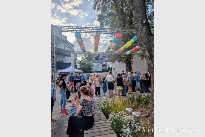 Stimmungsvolle Atmosphäre: Bunte Lampions tauchten den Rathausplatz in warmes Licht und sorgten für sommerliches Flair.