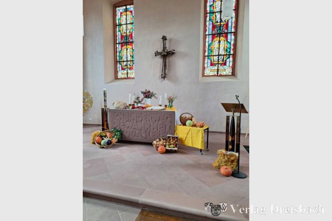 Der zum diesjährigen Erntedankfest geschmückte Altar in der Evangelischen Kirche St. Matthäus in Okriftel.