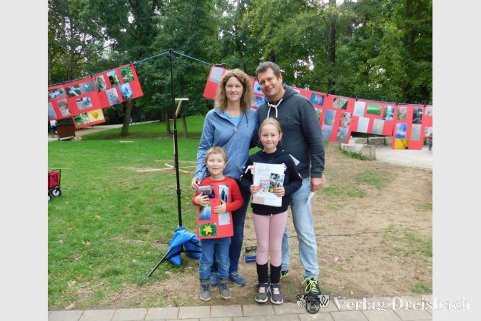 Die Gewinner der Fotorallye: Lara und Max mit ihren Eltern Nadja Schlesier und David Guminski.