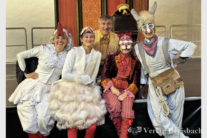 Das kostümierte Ensemble von "Teatro Due Mondi".