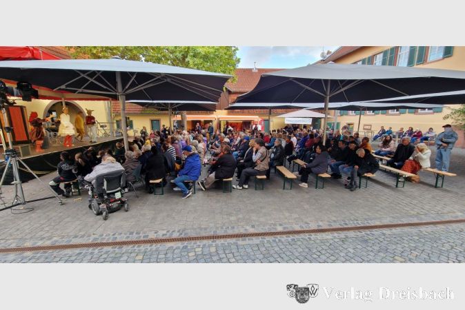 Etwa 200 Zuschauerinnen und Zuschauer wohnten der Theateraufführung im Alten Posthof bei.