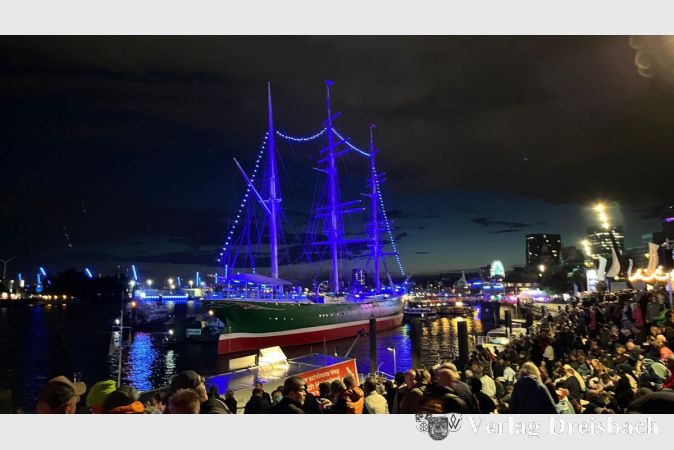 Cruise Days in Hamburg: Alles war blau illuminiert.