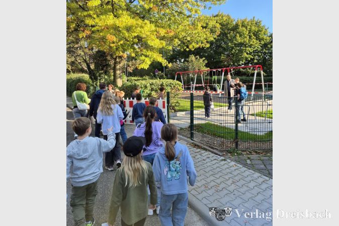 Zu Fuß ging es bei schönem Herbstwetter zum generalüberholten Spielplatz.