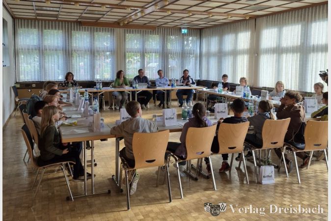 Arbeit vor dem Vergnügen: Vor dem Spielplatzbesuch tagte der Kinderbeirat zunächst im Rat- und Bürgerhaus.