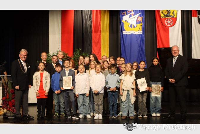 Der Bürgerempfang der Stadt und der Stadtverordnetenversammlung am Tag der Deutschen Einheit ist der Moment, an dem Bürgermeister Bernd Blisch (l.) und Stadtverordnetenvorsteher Michael Kröhle (r.) verdiente Flörsheimerinnen und Flörsheimer für ihre Leistungen für die Gemeinschaft auszeichnen.