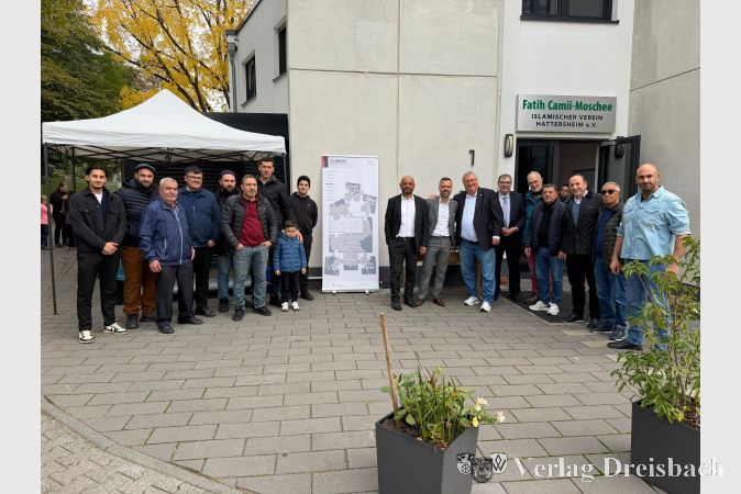 Ehrenamtliche Helfer der Gemeinde mit (in der rechten Hälfte des Bildes v.l.n.r.:) dem 2. Vorsitzenden Savas Cingi, Pressesprecher und Vorstandsmitglied Serkan Özbay, Bürgermeister Klaus Schindling, Proaktimo-Vertreter Salih Özkan und Christopher Savage vom Ausländerbeirat.