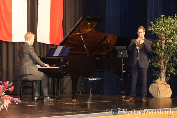 Musikalisch eingerahmt wurde der Bürgerempfang am Piano von Henrik Schuld. Lajos Rezmüves, Solotrompeter am Mainzer Staatstheater, sprang kurzfristig für den erkrankten Steffen Hillinger ein. Das Duo spielte Werke von Georg Friedrich Händel, Georg-Philipp Telemann, Nat King Cole und Bart Howard. Und natürlich zum Abschluss die die Veranstaltung beendende Nationalhymne.