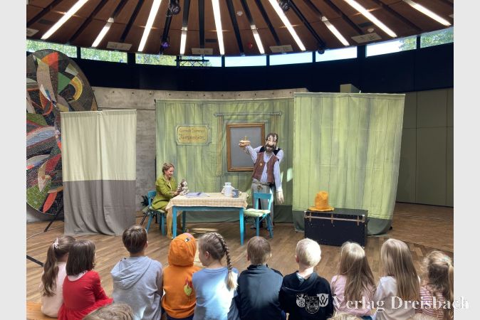 Der alte Petterson hat für Findus einen Kuchen zubereitet. Das Theater con Cuore zeigte die Geschichte in der Stadthalle Hattersheim.