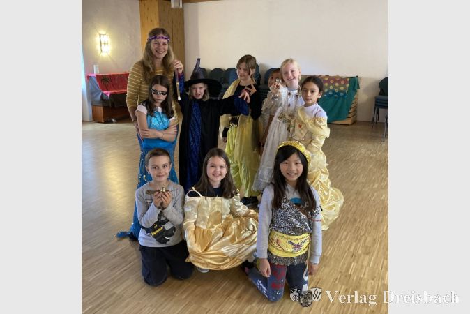 Mit seidigen Kleidern, Diamanten, Zauberstab und Wunderlampe in der Welt von Aladin. Die Kinder hatten im Theaterworkshop mit Petra Schall viel Spaß.