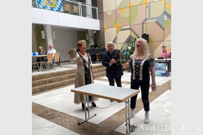 Duell im Bierkrugstemmen unter dem wachsamen Auge von Kurt Mitternacht.