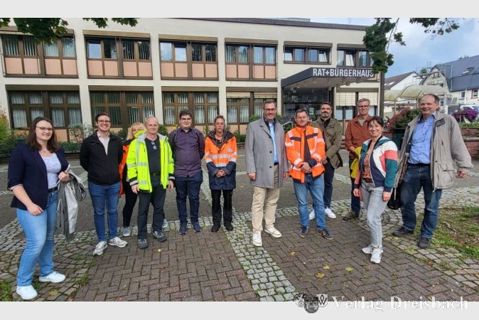 Verkehrsschau 2025: Die Teilnehmerinnen und Teilnehmer vor dem Rat- und Bürgerhaus.