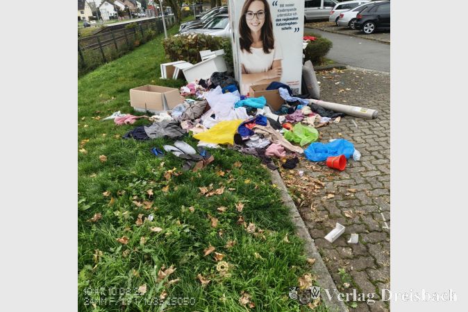 Fast schon ein typisches Bild: Müll am Altkleider-Container am Bahnhof.
