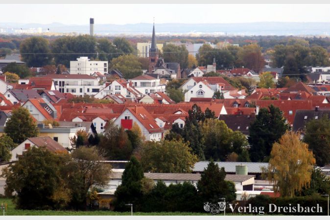 Über den Dächern von Flörsheim steigt die Spannung, ob die sich verschlechternde Haushaltslage im Etat 2026 mit einer steigenden Steuerlast beantwortet wird, oder ob die Stadt andere Wege findet, um den vorgeschriebenen ausgeglichenen Entwurf zu präsentieren.