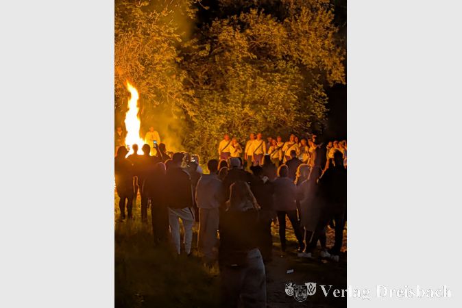 Feuerschein und Gesang: Am Alten Berg fand die Jubiläumskerb ihren stimmungsvollen Abschluss.