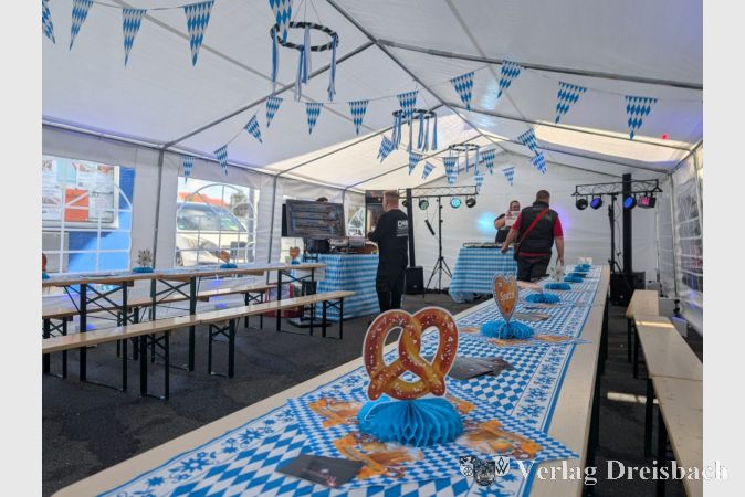 Im Festzelt fanden Besucher Sitzgelegenheiten und Bewirtung.