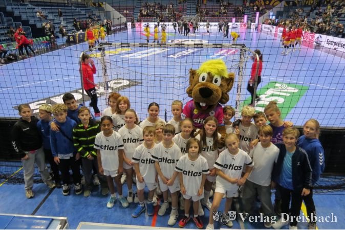 Gruppenbild mit Maskottchen "Hanniball".