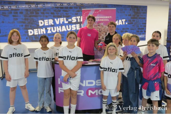 FSJ'ler Mika Weiner übernimmt mit den Kids den WM-Ball in Gummerbach.
