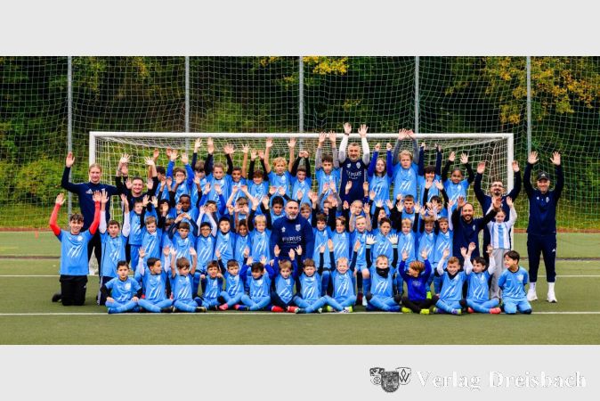 Mehr als 50 Kinder waren mit Begeisterung beim Herbstcamp des SV 09 Flörsheim mit ihren sieben Übungsleitern dabei.