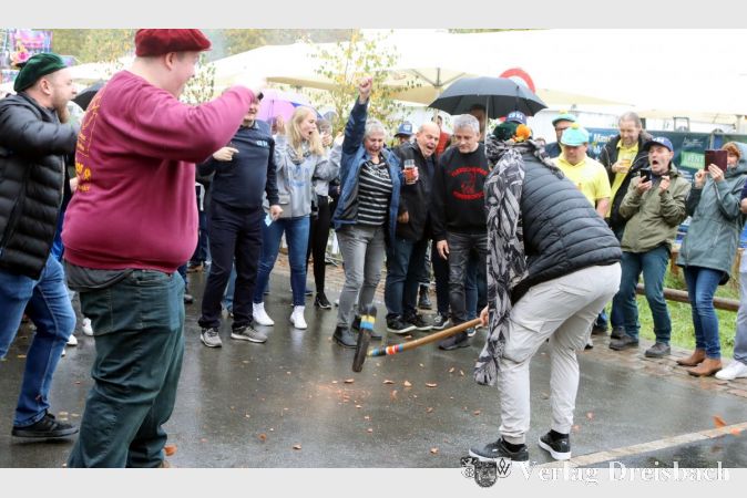 Fünf Anwärter brauchte es nur, bis die drei Blumentöpfe beim Giggelschlag in Splitter aufgegangen waren. Dennis Imlau halfen die Umstehenden mit genauen Anweisungen.