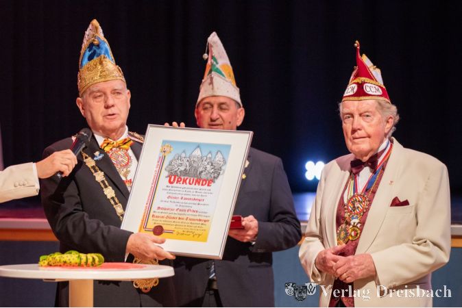 Besondere Auszeichnung beim Senats- und Ehrungsabend 2024: IGMK-Präsident Dietmar Jerger (links) und Bezirksvorsitzender Simeon Dimitriadis bei der Verleihung der "Schwarzen Eule" an Günter Tannenberger.