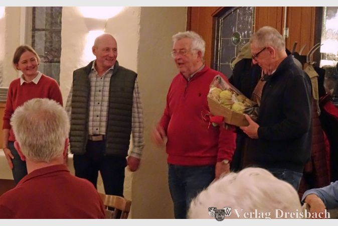 Gerhard Mantel (2.v.r.) und Hartmut Kessler (rechts) mit Karoline (links) und Christoph Hirschmann vom Familienweingut in Oestrich-Winkel.