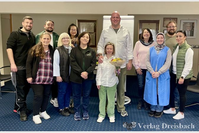 Das Team des neuen Fachbereichs „Wohnungsverwaltung und Liegenschaften“ ließ sich von Livia Jarnagin (Mitte) Methoden zum Stressabbau und zum erfolgreichen Zusammenwachsen der Gruppe aufzeigen.
