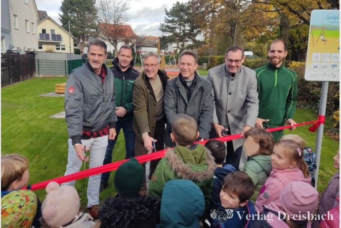 Erst musste das symbolische rote Band durchschnitten werden, dann durften die Kinder endlich ihren Spielplatz stürmen.