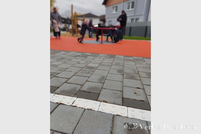 Taktile Platten untermauern den Anspruch des neuen Spielplatzes zur inklusiven Nutzbarkeit.