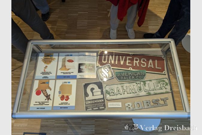 Typenschilder von Maschinen aus der Rhein-Main-Wellpappe.