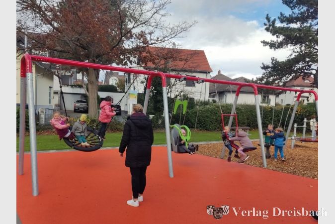Die neue Schaukelanlage erfreute sich direkt großer Beliebtheit.