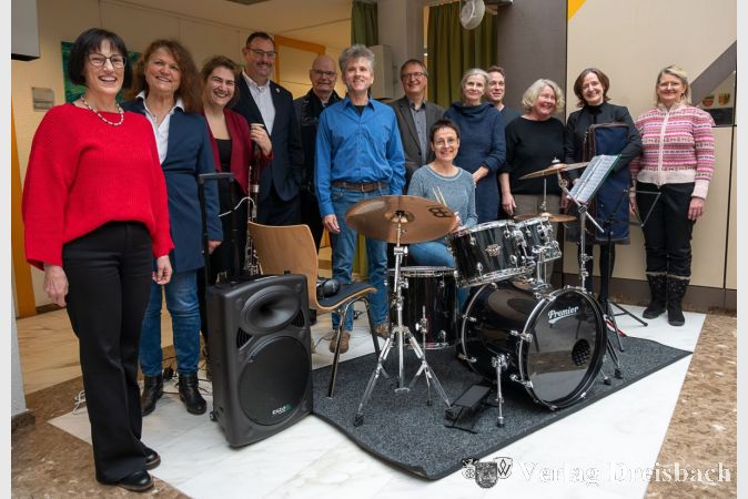 Thorsten Müller, Musikschulkoordinator (Foto Mitte, blaues Hemd), mit den vielen neuen Lehrerinnen und Lehrern beim vergangenen Schülerkonzert im Herbst 2024 im Rathaus.