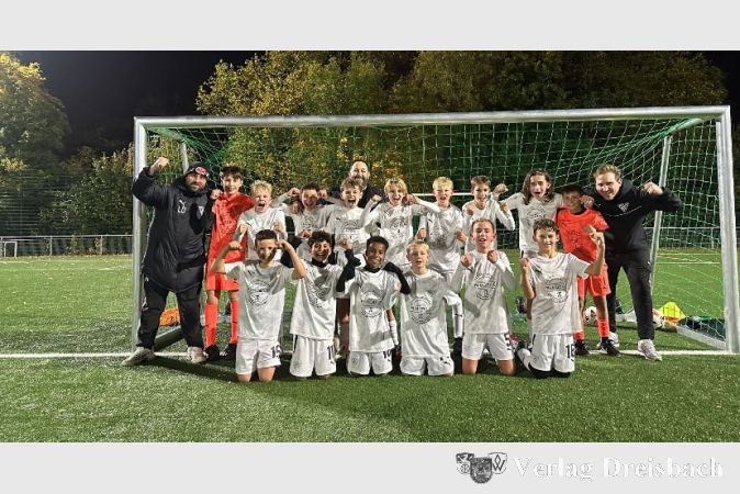 D1 weiter auf Erfolgskurs: Nach dem Sieg gegen den Drittplatzierten Viktoria Kelsterbach, dass mit 5:0 am 28.10. gewonnen wurde, konnte auch das Spiel am 1.11. gegen den Zwölftplatzierten, SG Oberliederbach 2, erfolgreich mit 6:1 absolviert werden. Die D1-Junioren des SV 07 Kriftel stehen mit 30 Punkten und 40:8 Toren auf Tabellenplatz 1.