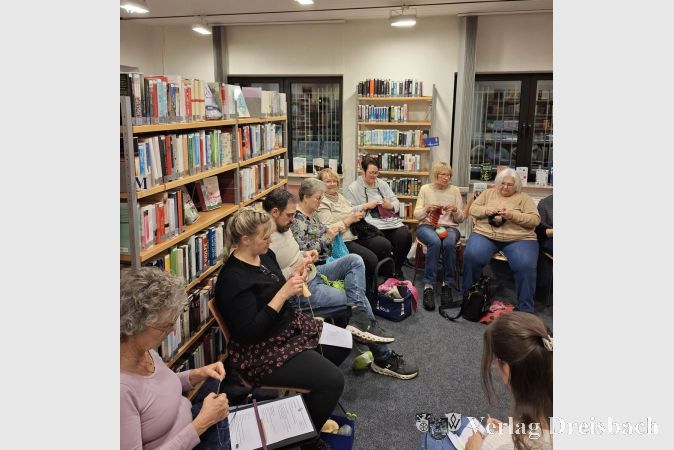 Nicht nur Frauen nahmen das Angebot zum Strick-Leseabend gerne an.