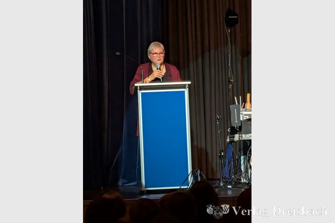 Christa Hofmann, Vorsitzende des Hospizvereins Lebensbrücke, eröffnete den Abend in der Flörsheimer Stadthalle.