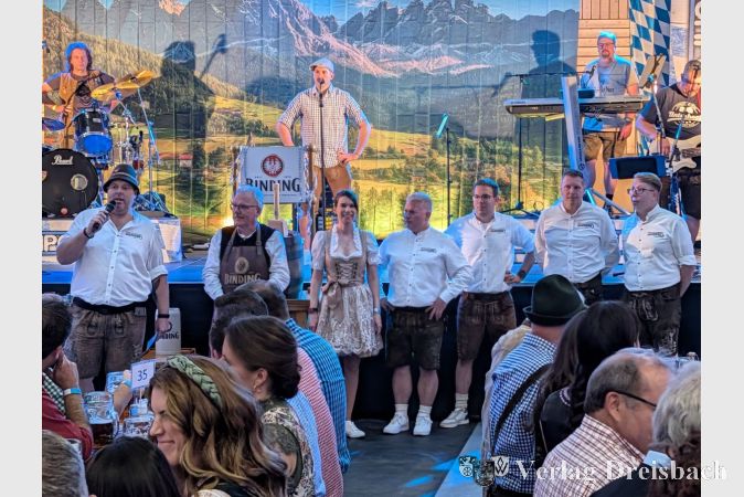 Erster Vorsitzender Tobias Heimbuch (l.) begrüßte die Gäste und dankte den vielen Helferinnen und Helfern.
